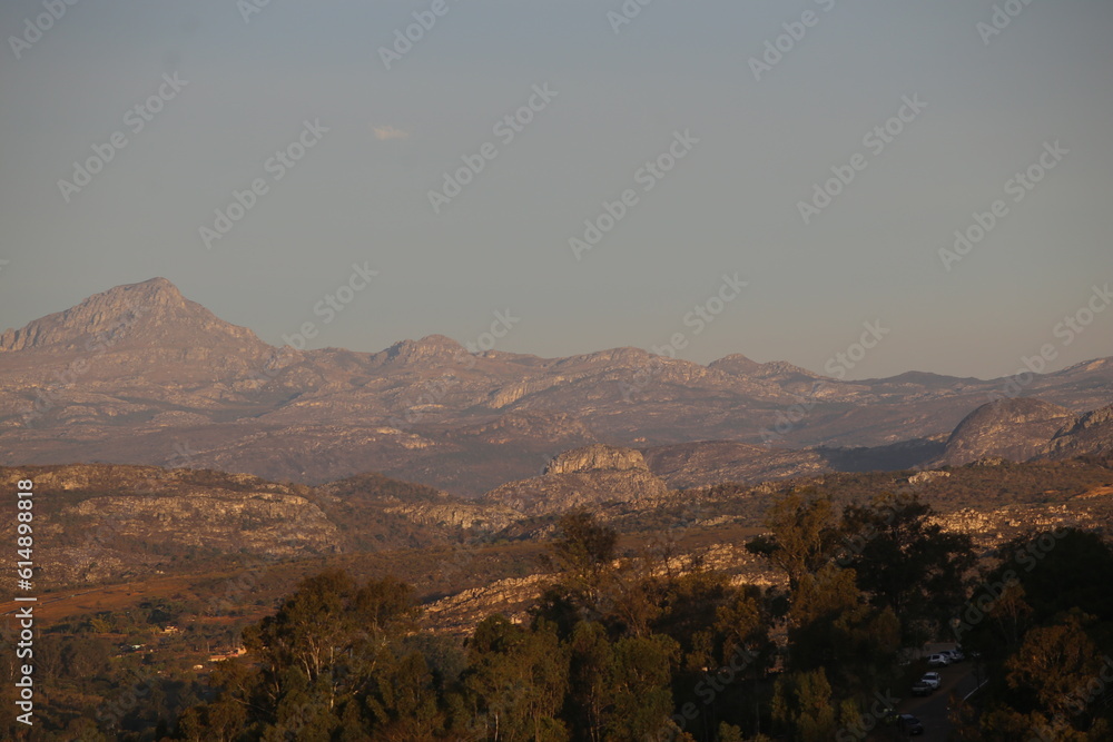 O espetáculo matinal das montanhas rochosas em Diamantina nos presenteia com sua majestosa beleza.