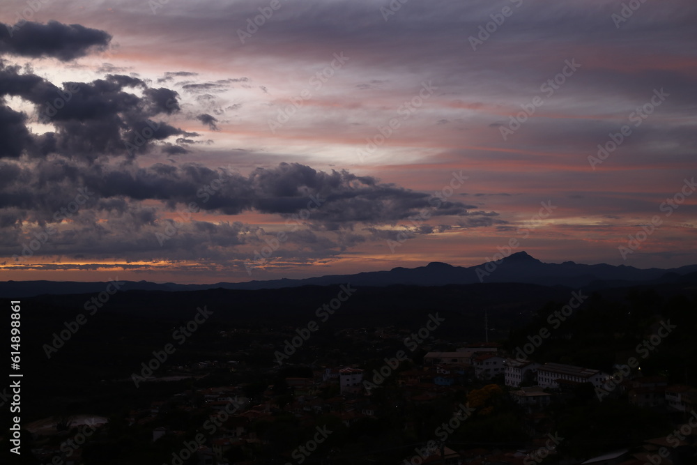 Fototapeta premium A beleza imponente das montanhas de Diamantina ganha vida ao entardecer, enquanto o céu se colore em tons vibrantes. Um espetáculo da natureza que nos convida à contemplação.