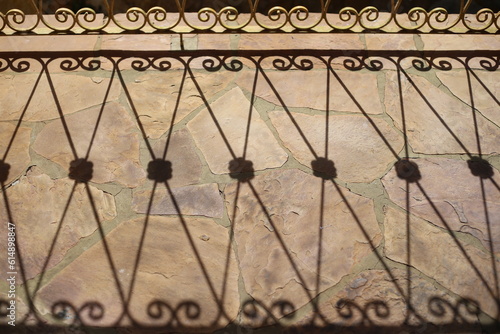 A sombra da grade da varanda se transforma em uma intrigante imagem geométrica em Diamantina photo