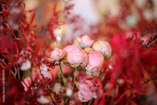 Delicado arranjo floral em tons de rosa, uma composição encantadora photo