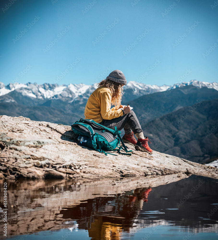 Naklejka premium child on the top of the mountain