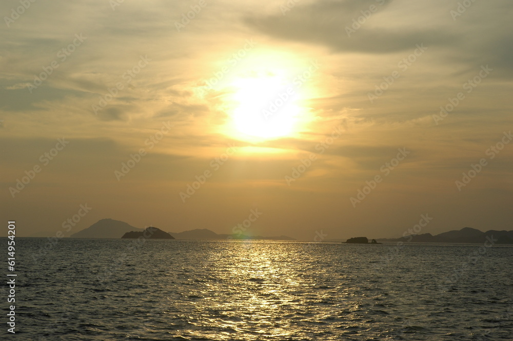 Obraz premium sunset over the sea