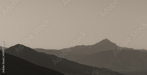 Obraz na plátně montaña entre siluetas sepia