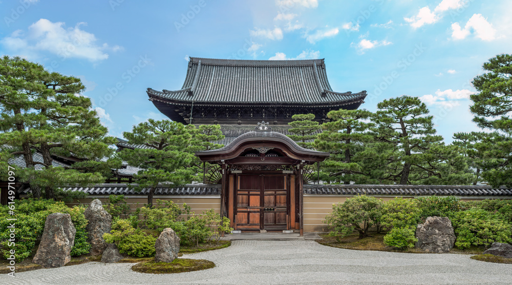 Fototapeta premium interior garden of the kenninji temple with karesansui style, a stone path and a background of trees. It is a Buddhist temple with more than 800 years