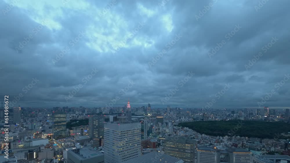 雲に覆われた東京のビル群を臨む風景。夕方に撮影したタイムラプス動画。 雲に覆われた東京のビル群を臨む風景。夕方に撮影したタイムラプス動画。