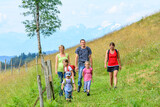 Familienausflug in den Bergen, Naturgenuß und Spaß mit den Kindern