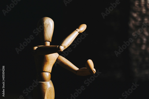 Mannequin en bois pour apprendre à dessiner le corps humain en position de mouvement photo