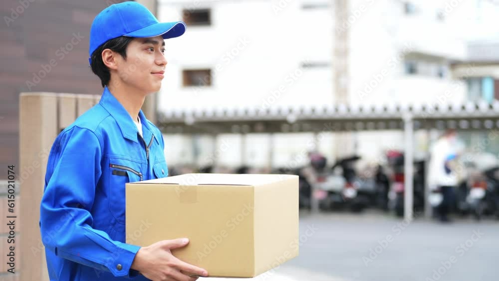 荷物を手渡す作業員　宅配便　デリバリースタッフ