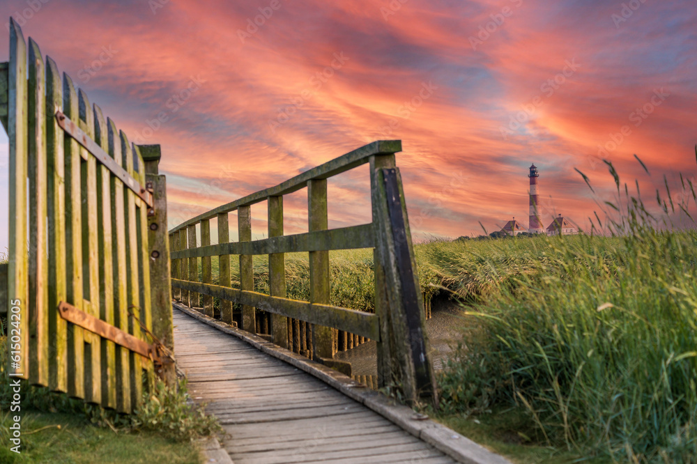Obraz premium Wooden bridge at Westerhever lighthouse in Germany