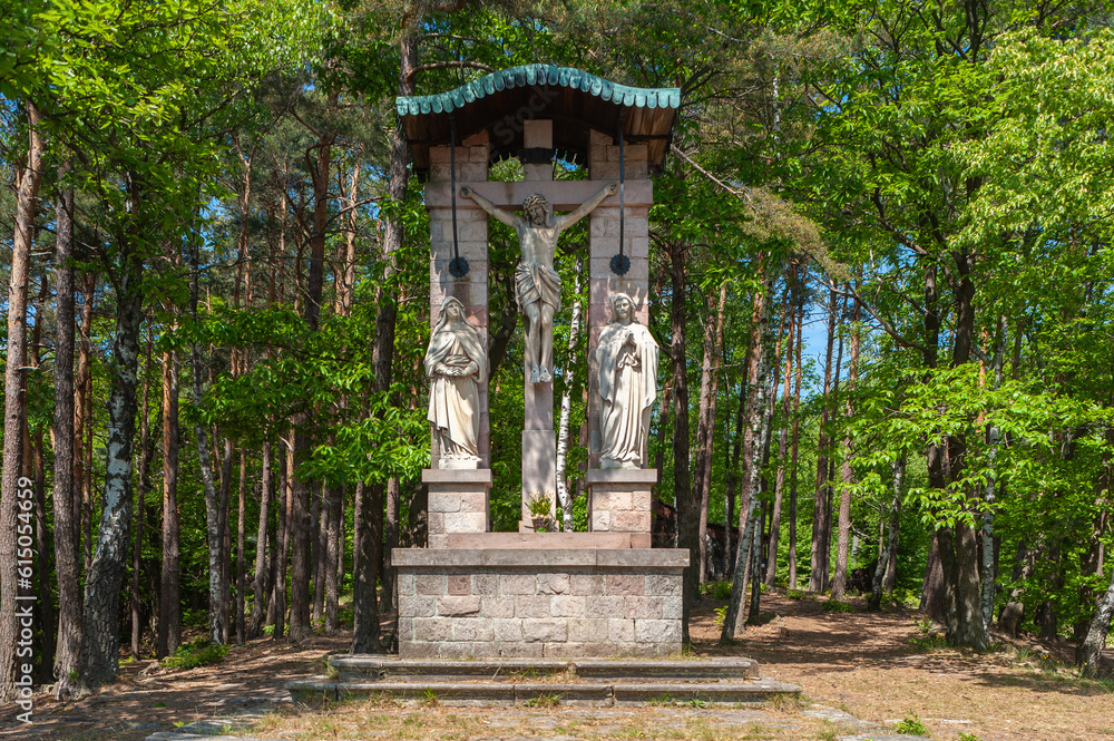 Obraz premium Kreuzigungssgruppe bei der Wallfahrtskapelle Sankt Anna in Burrweiler. Region Pfalz im Bundesland Rheinland-Pfalz in Deutschland