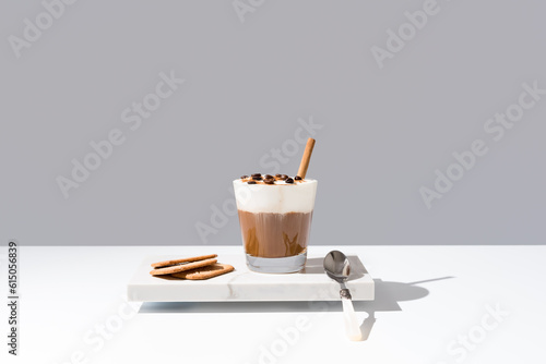 Café vienés con crema batida y canela sobre mármol	 photo