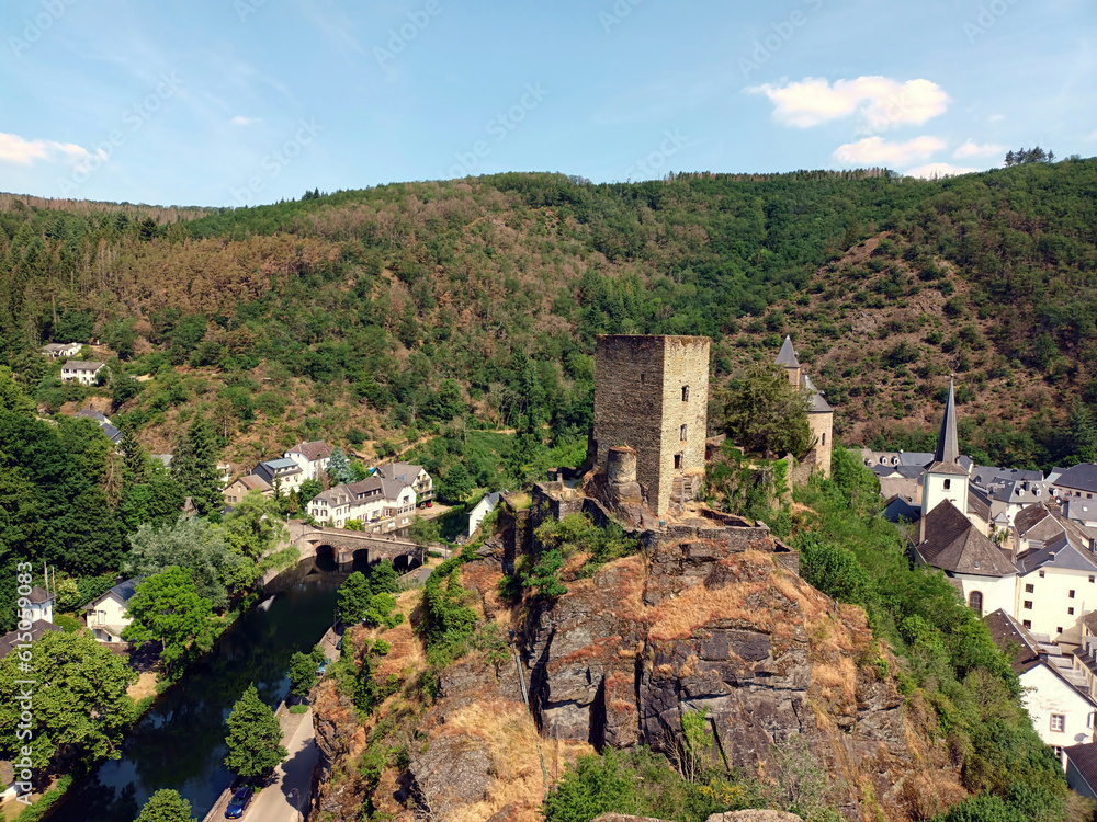 Burgruine von Esch an der Sauer (Esch-sur-Sure) im Kanton Wiltz in Luxemburg. Links unten ist der Fluss Sauer zu sehen. 