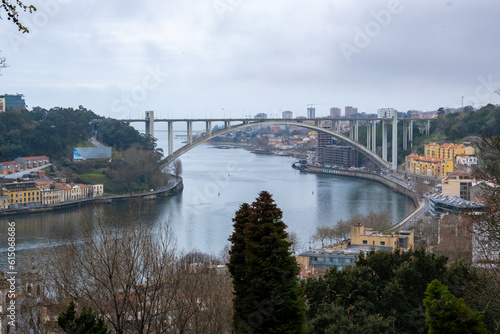 La belleza de Oporto  Portugal  con el emblem  tico puente de Don Luis como protagonista. En la imagen  el puente de hierro se extiende majestuosamente sobre el r  o Duero  conectando las dos orillas de