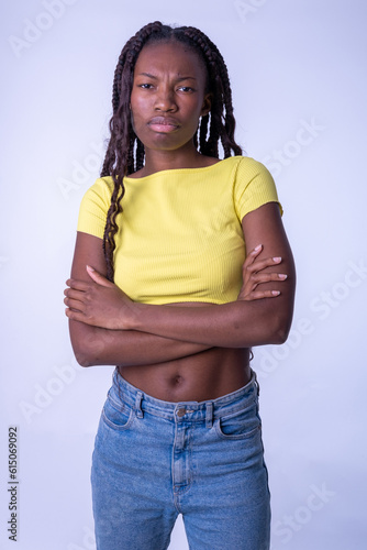 Hermoso retrato de mujer joven de color, niña enfadada mirando a la cámara. Aislado sobre fondo gris, belleza, estilo de vida saludable, concepto de personas photo