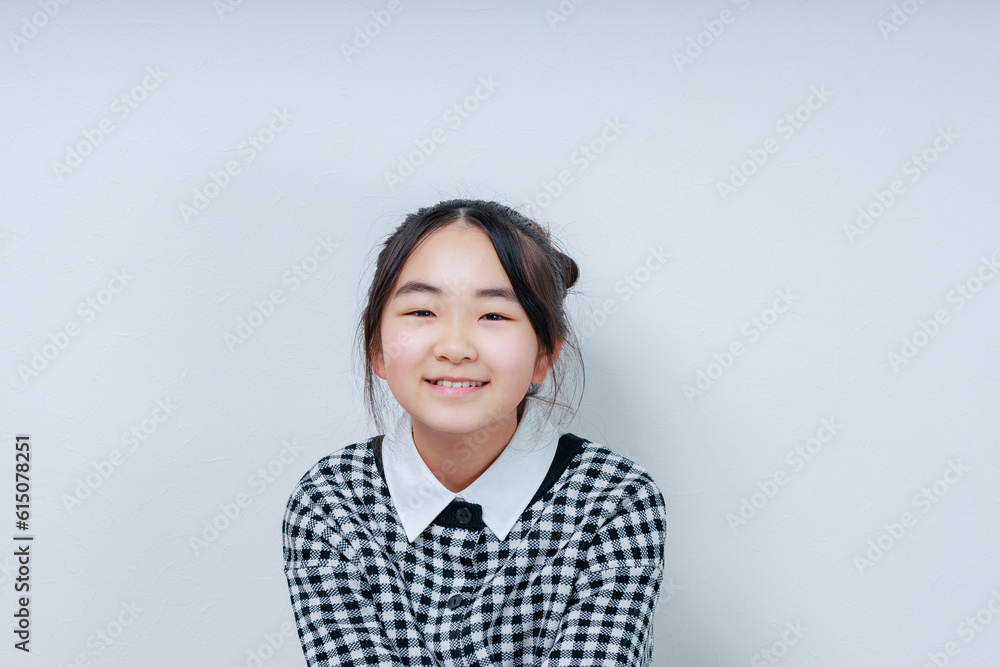 照れ笑いをする女の子 照れ笑いをする女の子