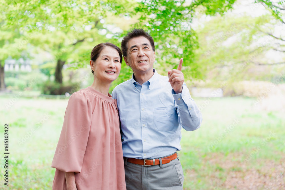 外を散歩するシニアの夫婦