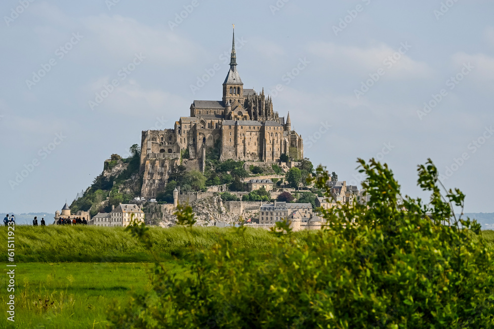 Obraz premium Mont Saint-Michel, Abtei, Felseninsel, Kloster, Wanderweg, Insel, Abteikirche, Befestigungsanlage, Granitfelsen, Gezeiten, Felder, Landwirtschaft, Bretagne, Sommer, Frankreich