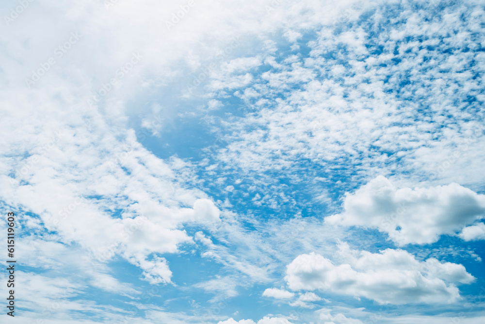 Ciel avec des nuages en mouvement - Arrière plan design avec espace libre Ciel avec des nuages en mouvement - Arrière plan design avec espace libre