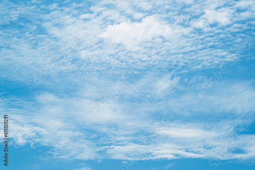 Ciel avec des nuages en mouvement - Arrière plan design avec espace libre