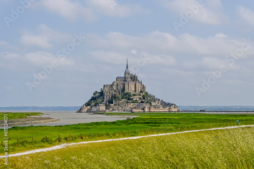 Mont Saint-Michel, Abtei, Felseninsel, Kloster, Wanderweg, Insel, Abteikirche, Befestigungsanlage, Granitfelsen, Gezeiten, Felder, Landwirtschaft, Bretagne, Sommer, Frankreich