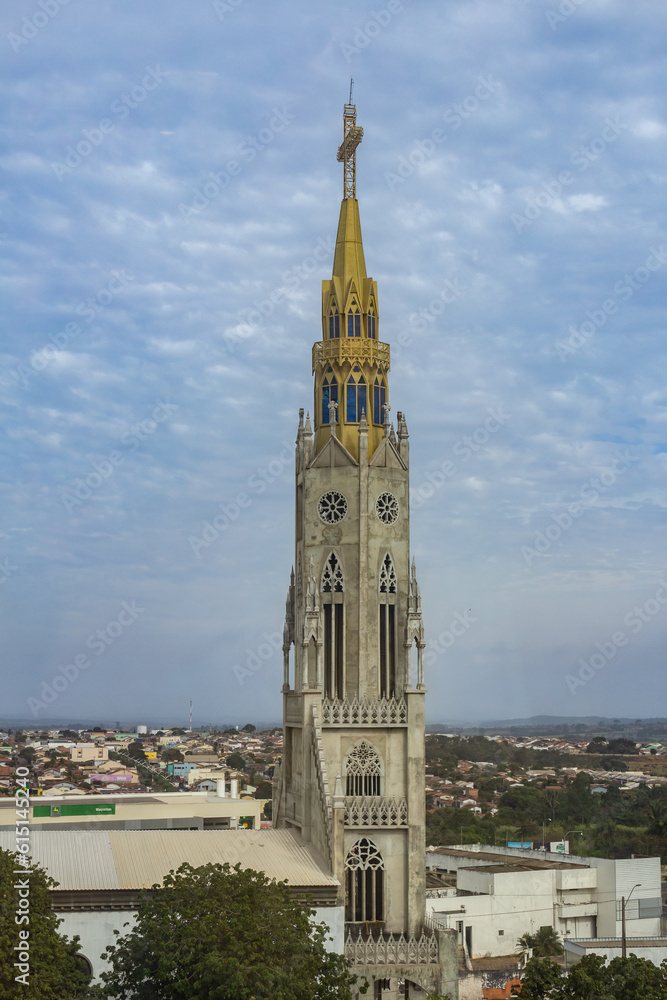 Vista panorâmica da cidade de Catalão em Goiás, com a Paróquia São Francisco de Assis em destaque.