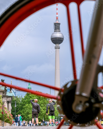 Berlińska wieża telewizyjna widziana przez szprychy rowerowe
