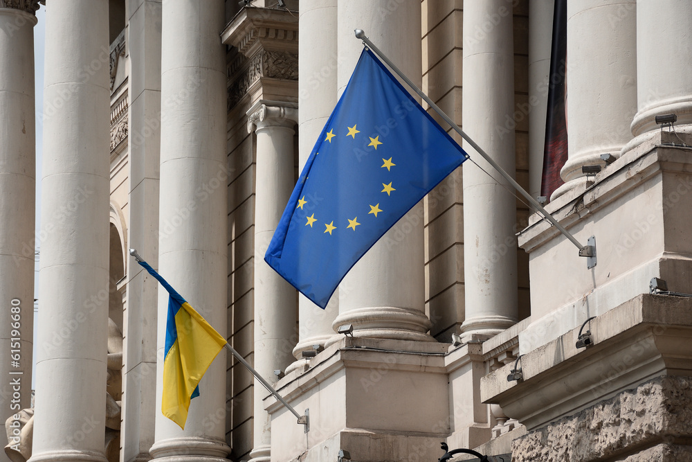 Flagi Unii Europejskiej i Ukrainy - obrazy, fototapety, plakaty 
