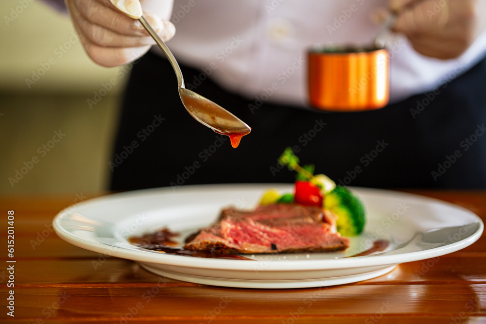 Beef steak and human hands,Be sure to have them ready in the restaurant. Beef steak and human hands,Be sure to have them ready in the restaurant.