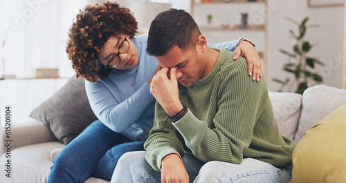 Foto Grief, loss with mental health and sad, stress and people in relationship in crisis