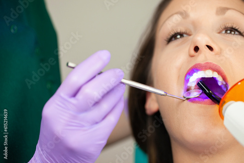 Dentist examination with ultraviolet light equipment