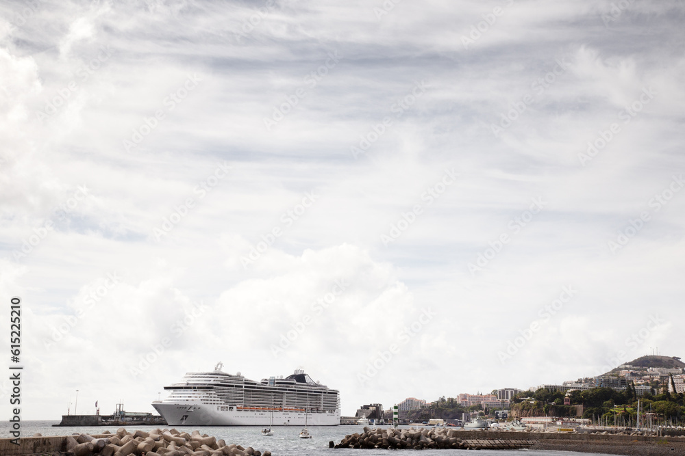 Fototapeta premium cruise ships in port of funchal