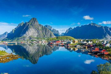 Papier peint photo Lofoten Reine miroir sur fjord norvégien  © Stefano Zaccaria