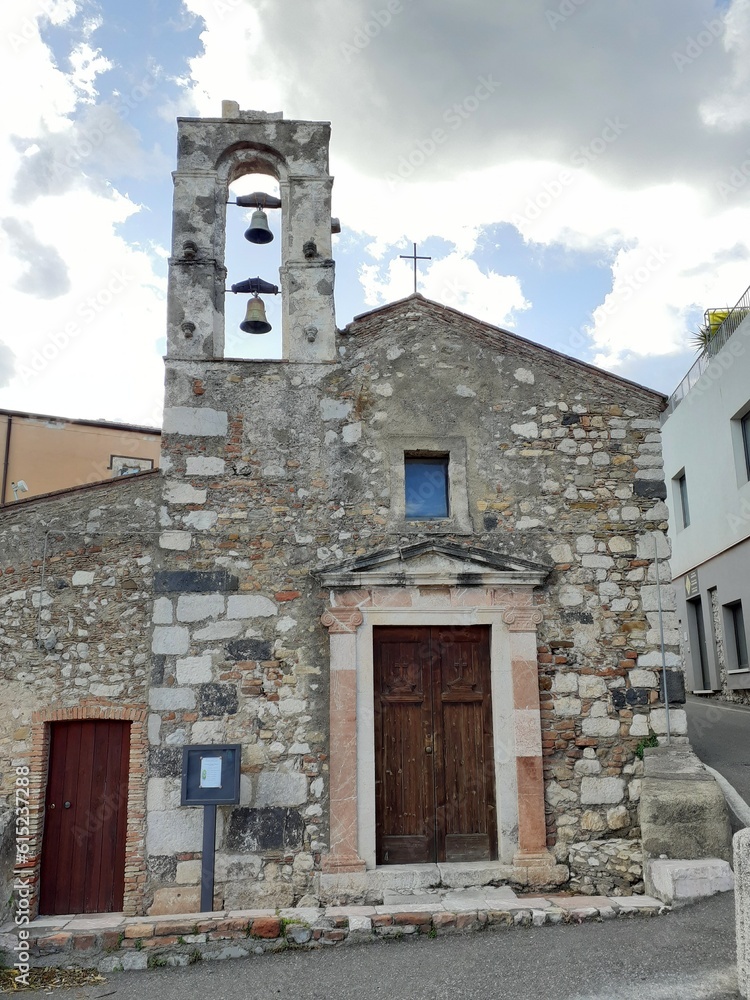L'antica chiesetta di San Michele Arcangelo a Taormina, con facciata in pietra a vista.