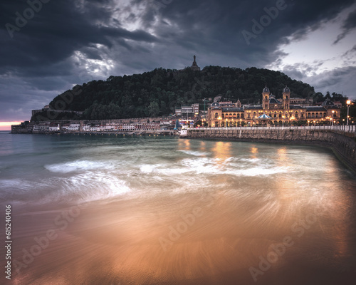 Obraz na plátně Nice sunset at the old town of San Sebastian, Spain