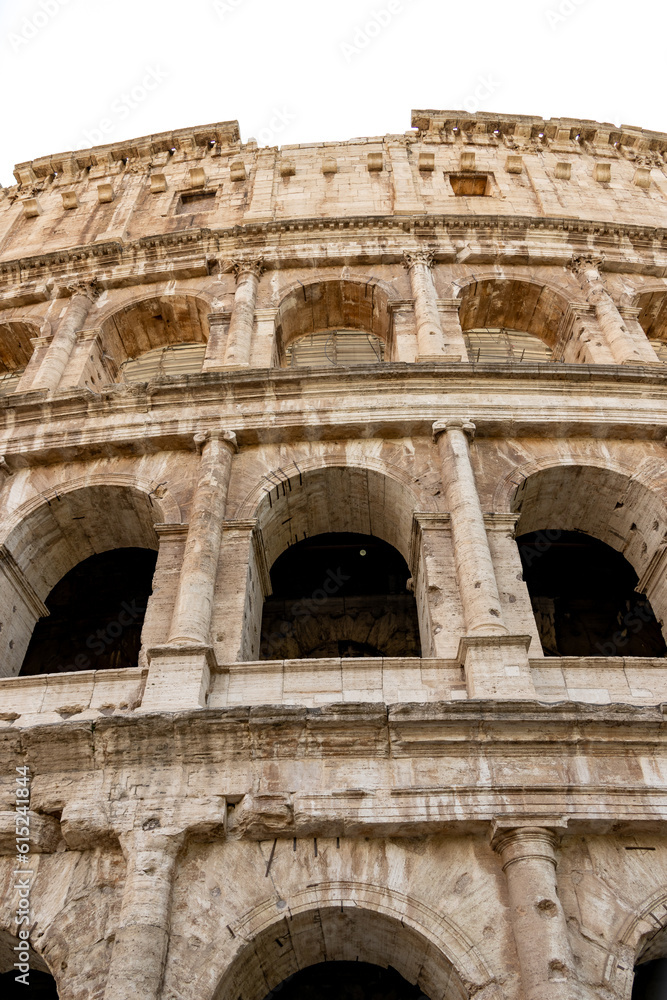 Das Kolosseum in Rom. Schrägansicht von unten