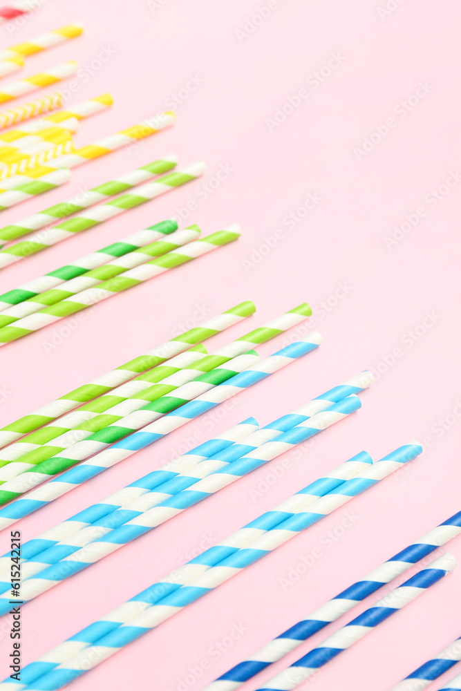 Obraz premium Different paper drinking straws on pink background