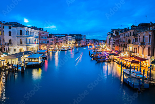 panorama su canali di venezia  con le gondole che li percorrono