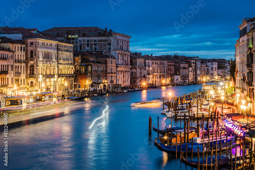 panorama su canali di venezia  con le gondole che li percorrono
