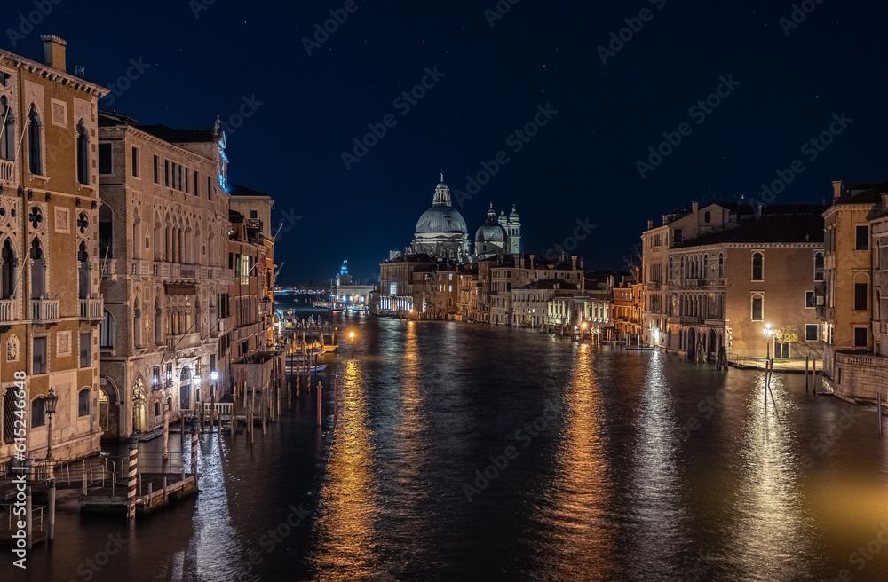 Obraz premium panorama su canali di venezia, con le gondole che li percorrono