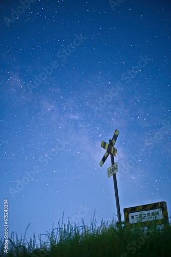 とまれみよ（第二五之町踏切）の踏切と天の川　いすみ鉄道 photo