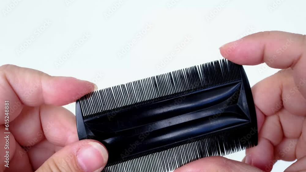 Vidéo Stock black plastic comb, fine comb, tool in female hands, used