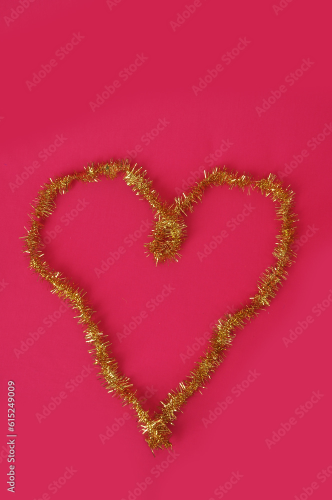 símbolo de coração dourado em fundo rosa, amor a mulher 