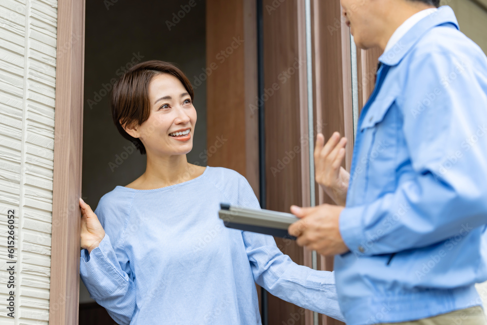 Fototapeta premium 家・玄関・訪問販売・出張サービス・男性・女性