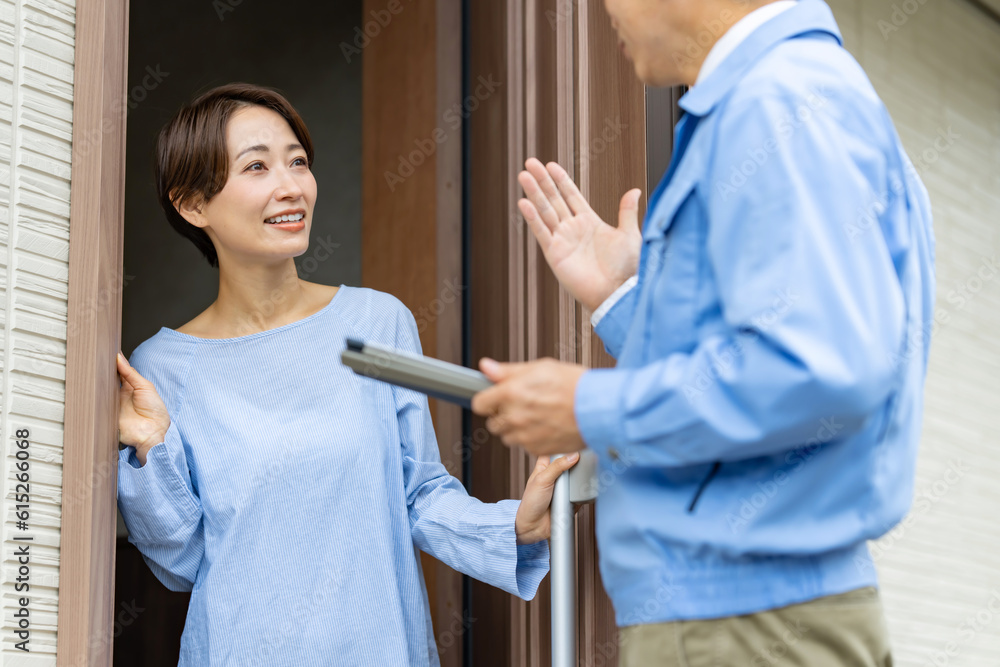 家・玄関・訪問販売・出張サービス・男性・女性 家・玄関・訪問販売・出張サービス・男性・女性