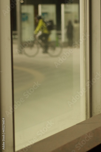 Wallpaper Mural 駅前を通る自転車 Torontodigital.ca