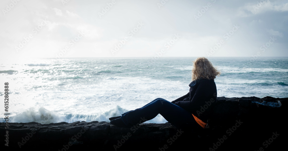 Fototapeta premium Contemplating just how small we are at the Pacific Northwest Sea