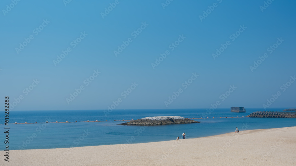 本格的な夏が始まる前の瀬戸内海と青空