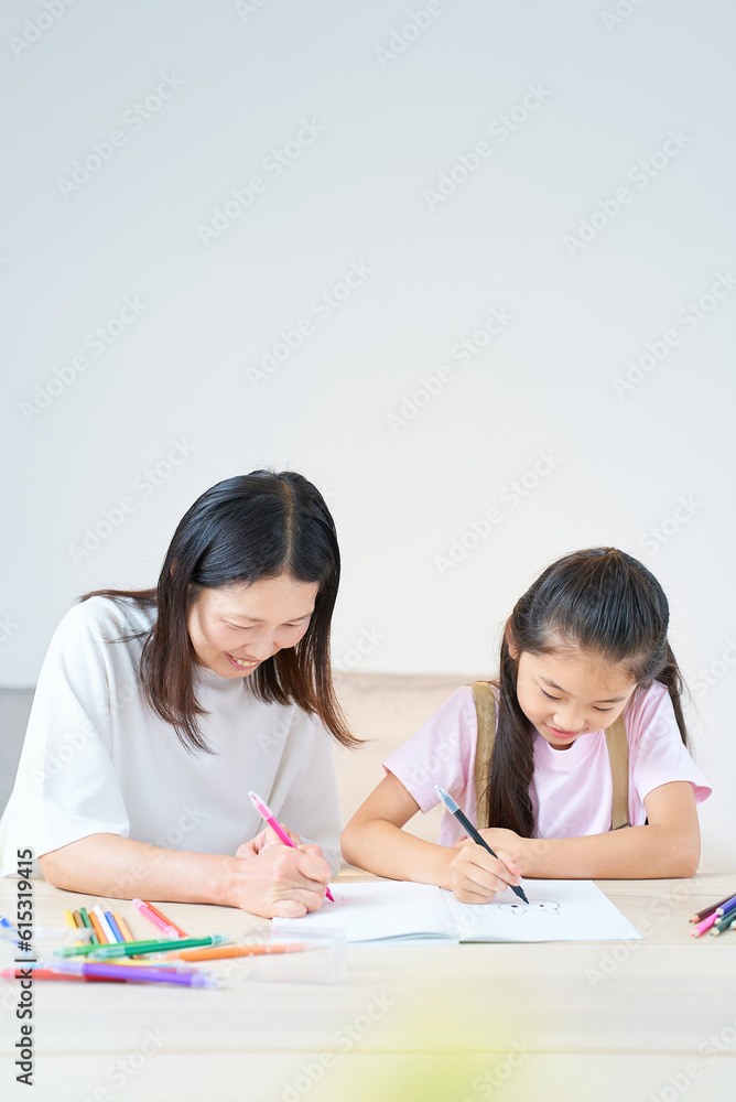 部屋でお絵描きをして遊ぶ親子 部屋でお絵描きをして遊ぶ親子