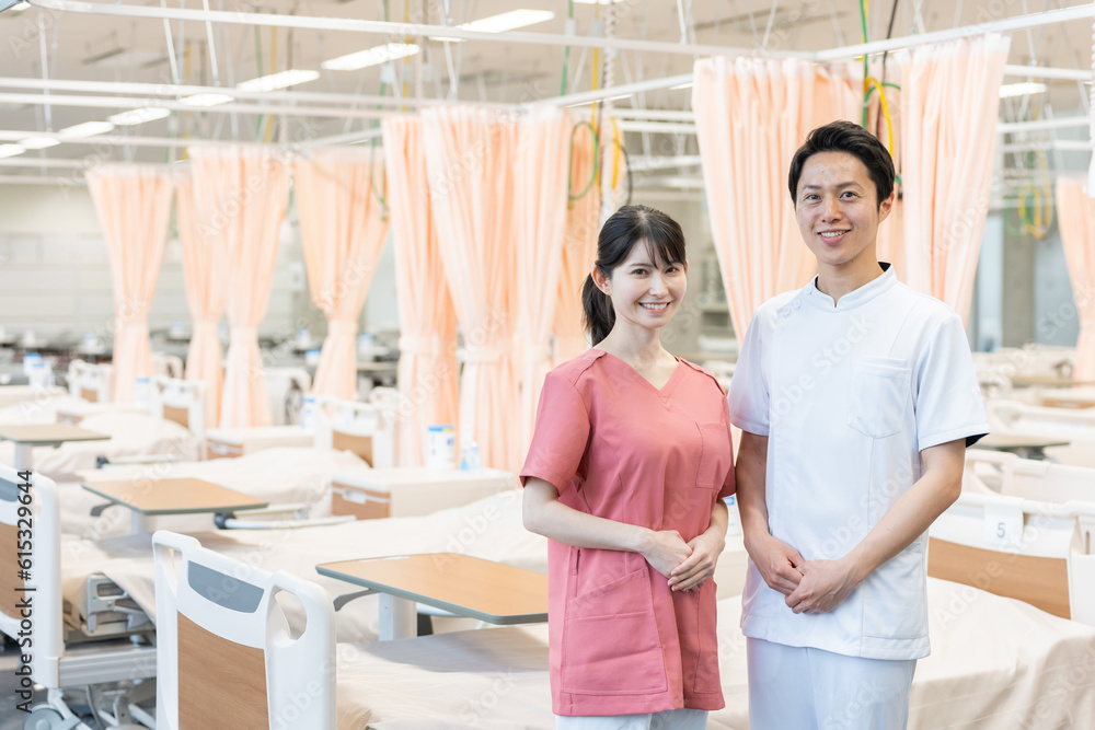 Obraz premium 病院で働く笑顔の医者たち