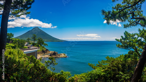 開聞岳は、鹿児島県の薩摩半島の南端に位置する標高924 mの火山で、薩摩富士とも呼ばれる